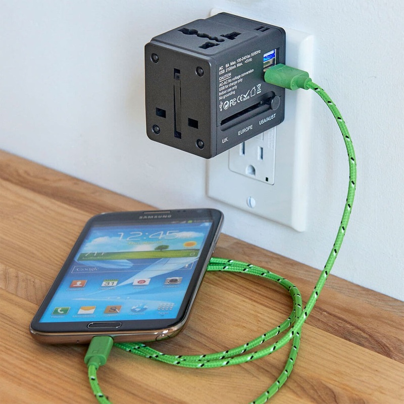 Smooth Trip International Adapter Cube with 1 USB & 1 C port